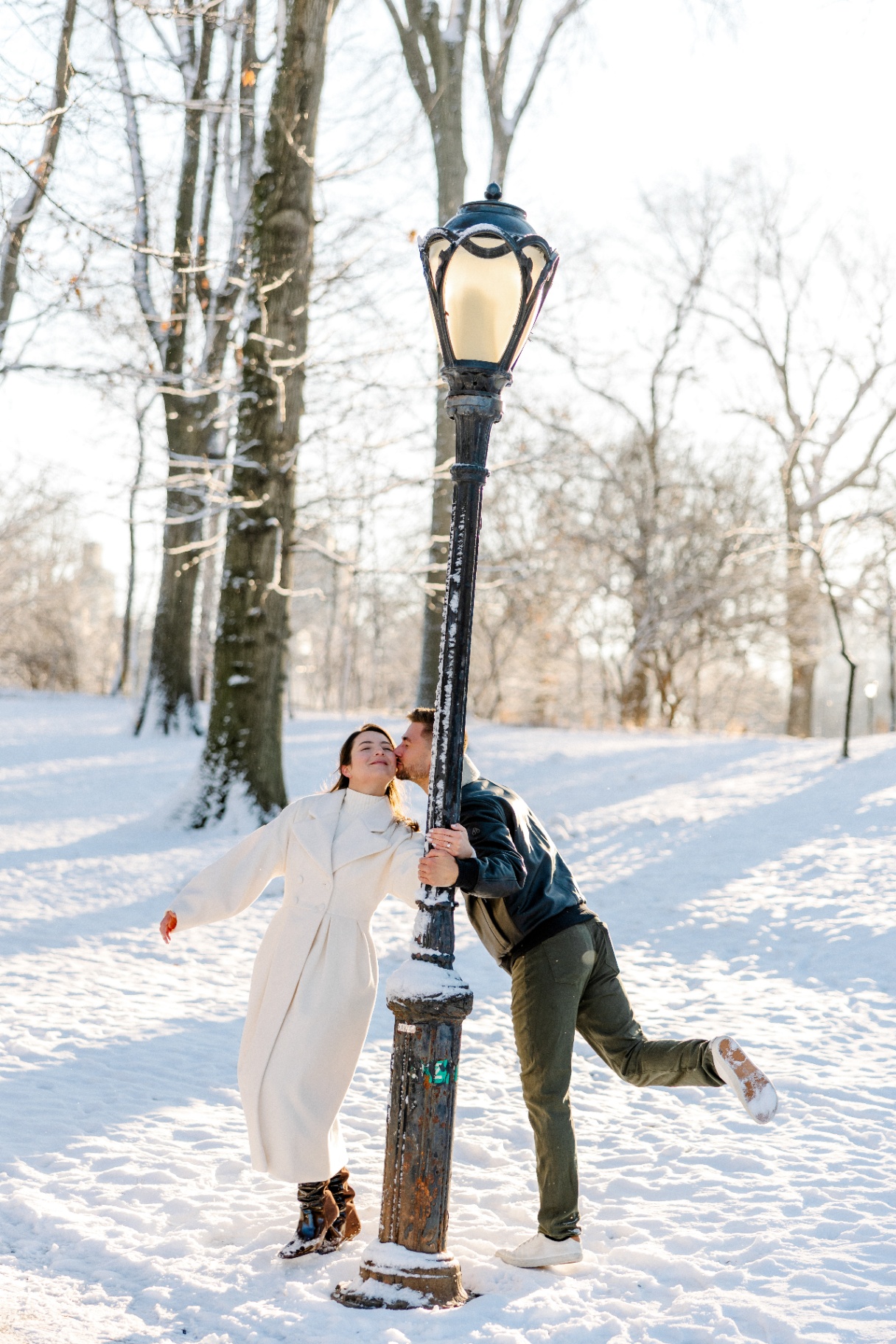 Lamppost kiss in the snow